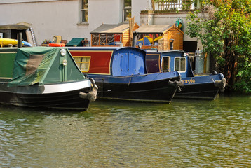 Fototapeta na wymiar Łodzie w London Canal