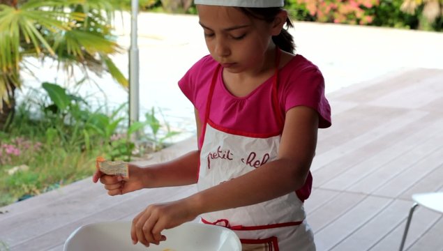 verser le sucre dans la recette