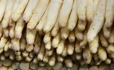 Frischer Spargel am Marktstand