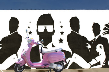 Graffitiwand mit Motorroller