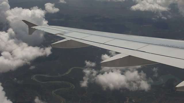 Avion entre las nubes
