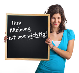 Frau mit Schild zur Kundenbefragung