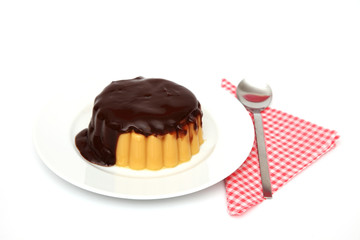 Vanillepudding mit Schokoladensoße auf weiß isoliert