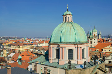 Fototapeta na wymiar Praga panorama, Kościół św Franciszka z Asyżu z przodu