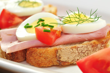 Canapes  mit Schinken und Ei