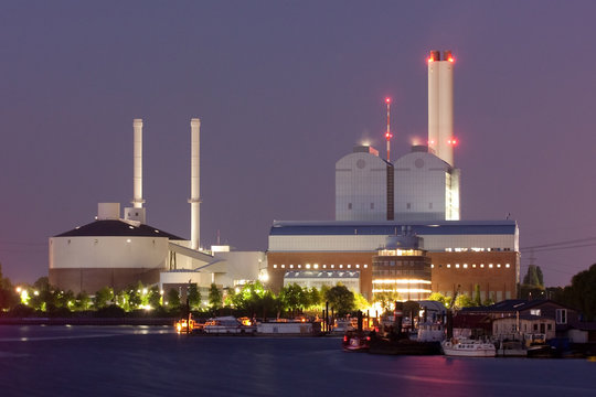 Heizkraftwerk Tiefstack in Hamburg bei Nacht, Power plant