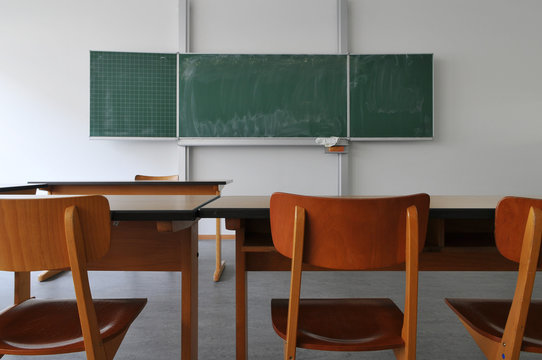 Klassenzimmer mit Tafel