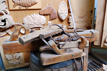 Fototapeta na wymiar Woodworking tools with the wooden ornaments on workbench