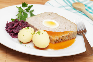 Hackbraten,Salzkartoffeln,Rotkohl