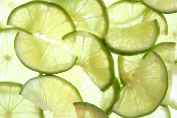 Crédence de cuisine en plexiglas Tranches de fruits Citrons verts tranchés