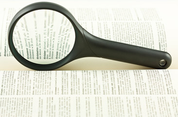 loupe sur page de dictionnaire