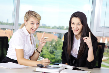 Büro Frauen mit Zeigefinger oben