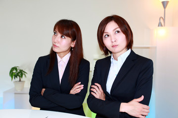 腕組みをしている2人のオフィスレディー