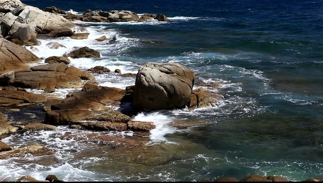 &eacute;cume et vagues sur les rochers