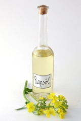 Rapsöl mit Blüten