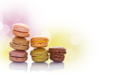 Pile de macarons, fond pastel