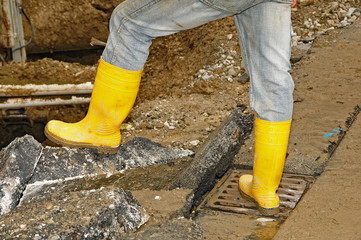 Gelbe Gummistiefel auf der Baustelle