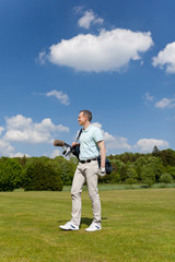 golfer geht über den platz