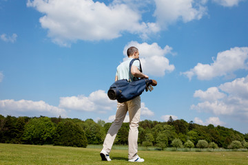 Fototapeta na wymiar golfspieler mit tasche