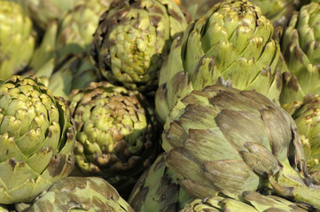 Obraz premium Frische Artischocken auf dem Markt