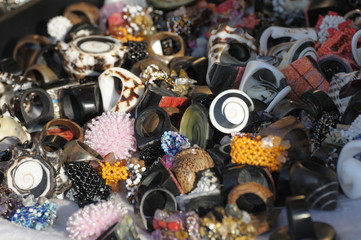 Viele Ringe auf einem Markt
