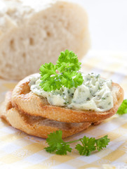 Kräuterbutter auf Baguette