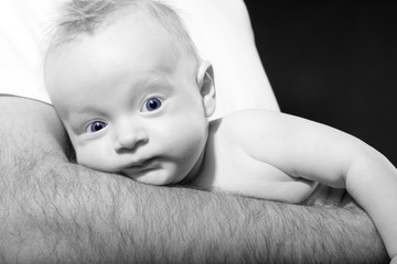 Baby liegt auf den Arm schwarz weiss Porträt closeup