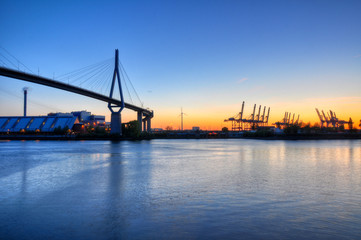 Fototapeta premium Köhlbrandbrücke w Hamburgu