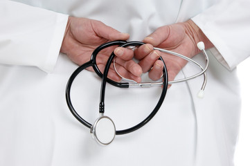 medizinische Mitarbeiterin h&auml;lt ein Stetoskop mit beiden H&auml;nden