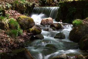 Wasserfall an einem kleinen Bach in der Toskana