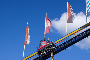 Achterbahn mit fahrendem Wagen