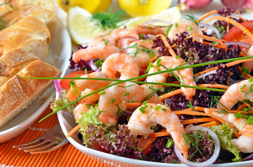 Salatteller mit Garnelen