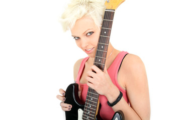 junge Frau hält Gitarre