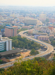 Obraz premium Panorama of the southern city and road curve