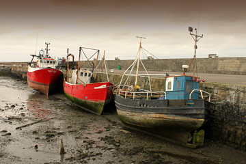 Fototapeta na wymiar 3 Łodzie rybackie w czasie odpływu Dublinie