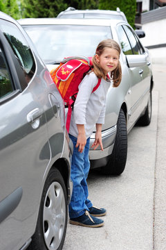 Schulkind auf dem Schulweg