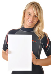 Junge Frau im Taucheranzug mit Schild