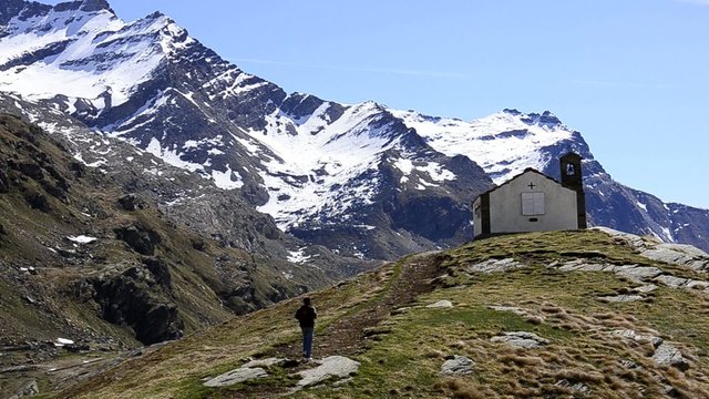 chiesetta in panorama alpino