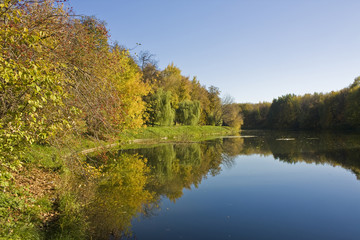 Fototapeta na wymiar Autumn lake