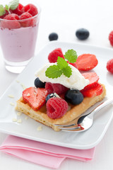 Waffel mit Früchten