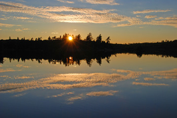 Obraz premium Zachód słońca w kraju kajakowym