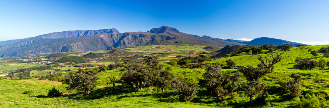 Sommets de La R&eacute;union vus depuis la plaine des Cafres