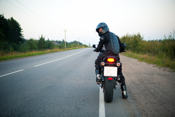 Naklejka premium motorcyclist on the roadside