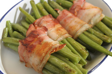 Frische Bohnen im Speckmantel