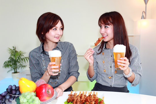 笑顔で食事中の2人の女性