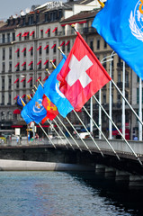 Schweizerflagge und UN Fahnen auf Br&uuml;cke