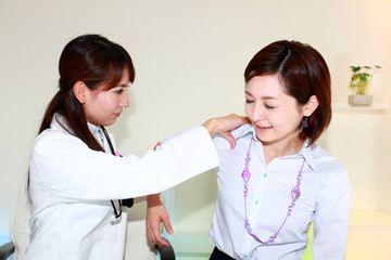 肩関節痛の治療をしている女医