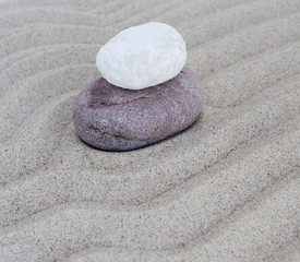 Fototapeta na wymiar galets en équilibre sur le sable