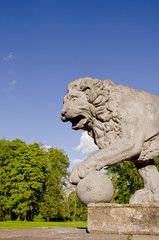Fototapeta na wymiar vintage lion sculpture in the old park