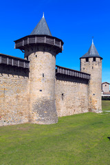 Fototapeta na wymiar Mury i wieże słynnego średniowiecznego miasta, Carcassonne, Francja